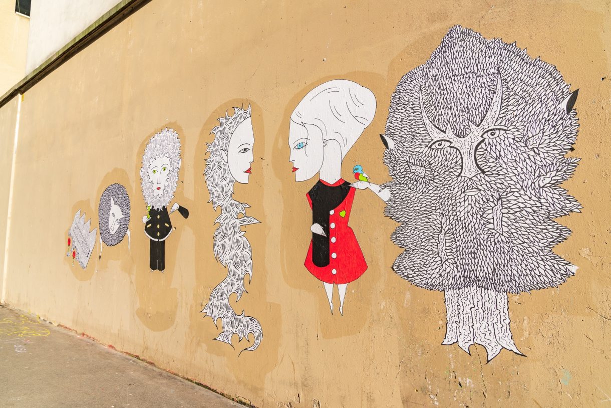 une photo de street art parisien représentant des personnages utilisée pour illustrer la section équipe